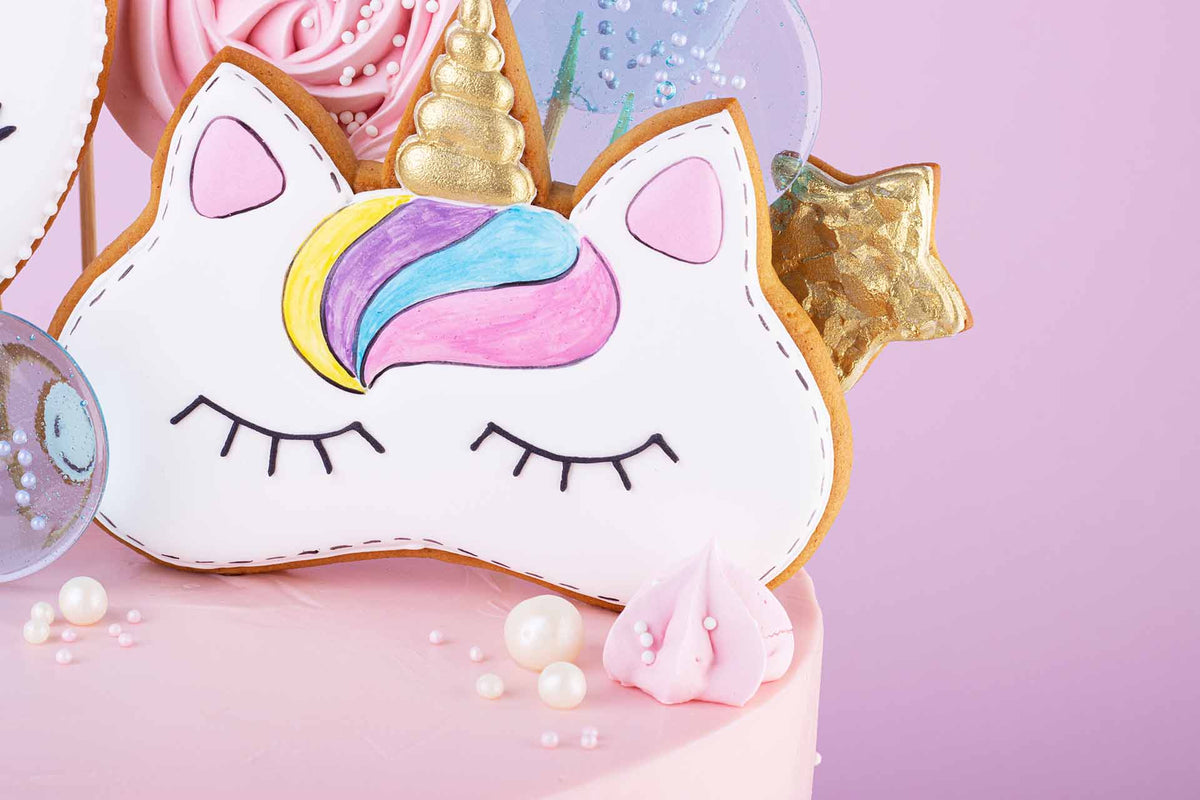 Tortendekoration mit Einhorn auf bedrucktem Esspapier